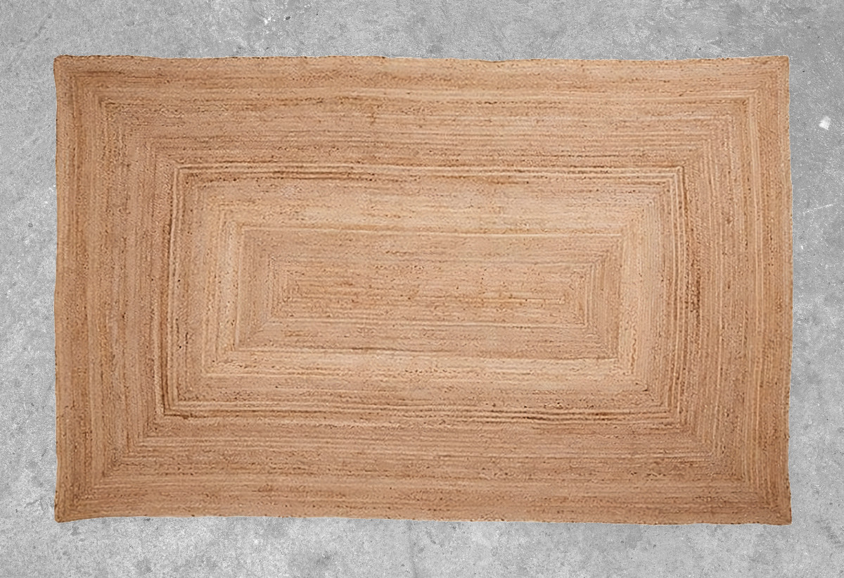  Στην εικόνα απεικονίζεται το χαλί τοποθετημένο σε γκρι πάτωμα.